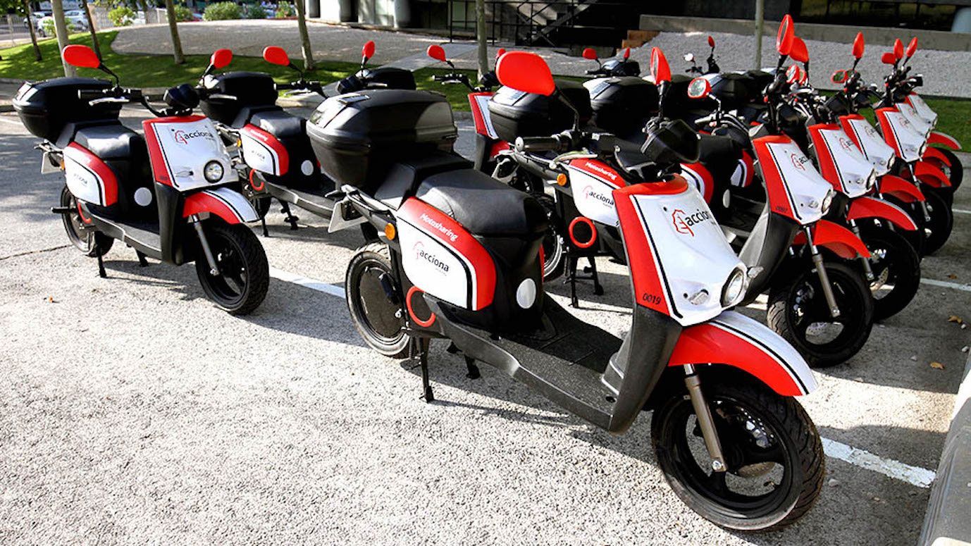 El Ayuntamiento de Barcelona multa a Acciona por habilitar motos de uso compartido sin licencia