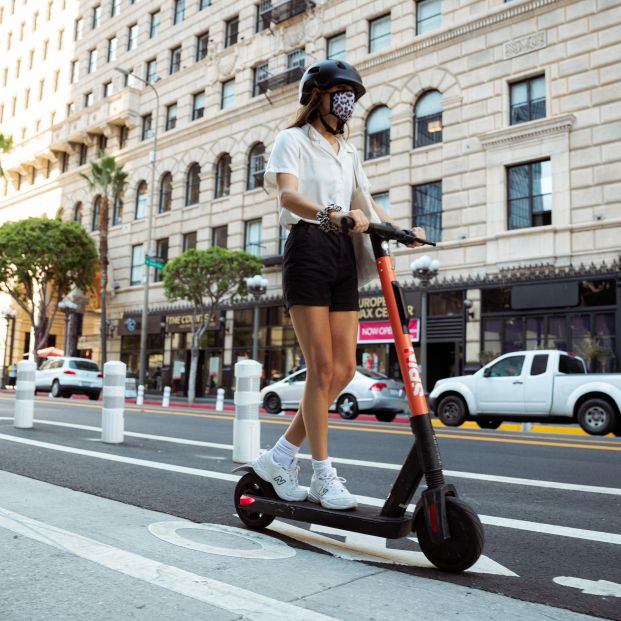 El casco será obligatorio para usuarios de patinetes eléctricos. Foto: Europa Press 