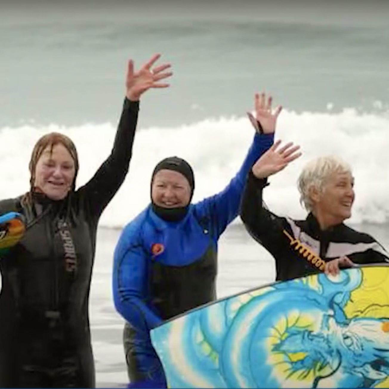 Mujeres de entre 60 y 95 años forman parte de un club de Boogie Boarding: "Nos mantiene vivas"
