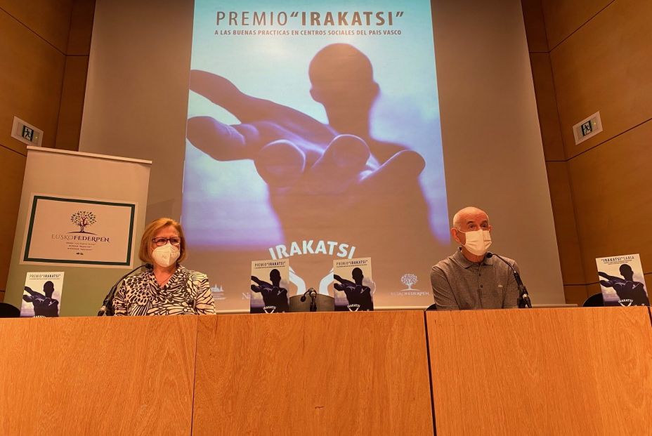 Inma Sánchez y Santi Larburu durante la presentación de los Premios Irakats' en San Sebastián.