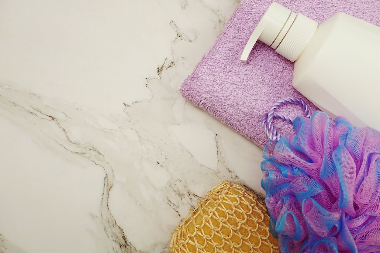 No te duches con esponja: un estudio revela por qué es mejor ducharse con  la mano