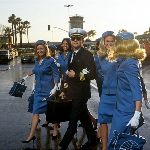 Leonardo DiCaprio como Frank Abagnale Jr. en 'Atrápame si puedes' (2002)