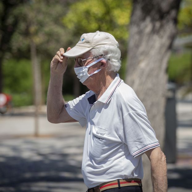 europapress 3162567 hombre mascarilla gafas sol coloca gorra episodio altas temperaturas 1 621x621