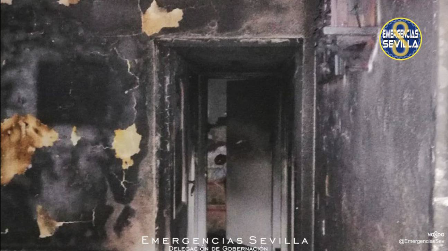 Mueren en Sevilla dos hermanos septuagenarios que vivían solos al incendiarse su vivienda. Foto: Emergencias Sevilla