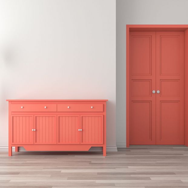 Interior decorado en color coral, tendencia 2019(bigstock)