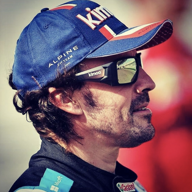 La DGT toma a Fernando Alonso como ejemplo para explicar cómo evitar accidentes en bicicleta. Foto: Instagram @fernandoalo_oficial