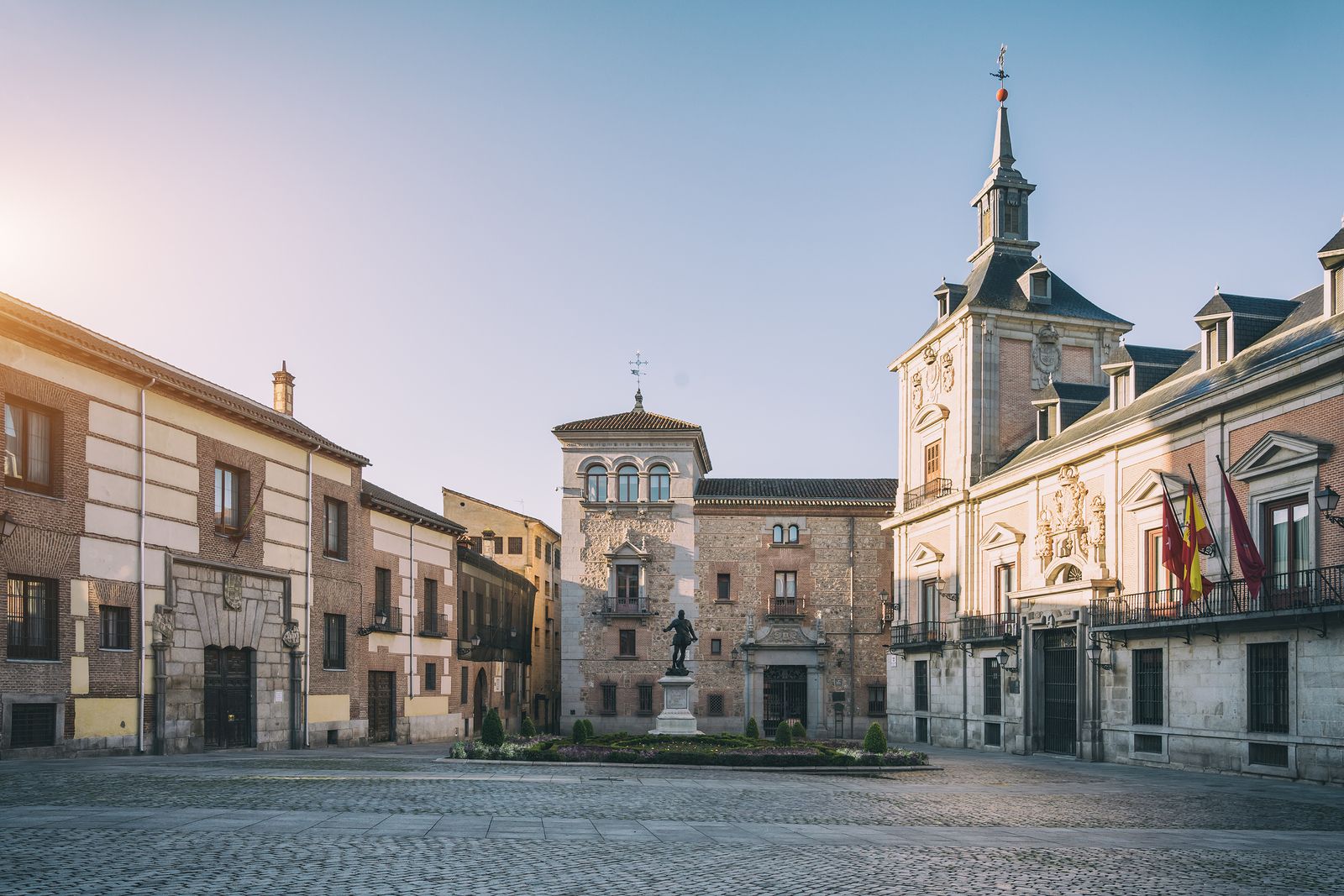 Madrid de los Austrias: Plaza de la Villa (Bigstock)