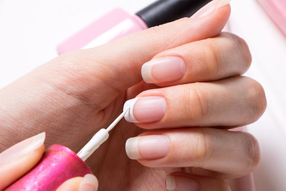 Llevar siempre las uñas pintadas puede ser perjudicial para su salud 