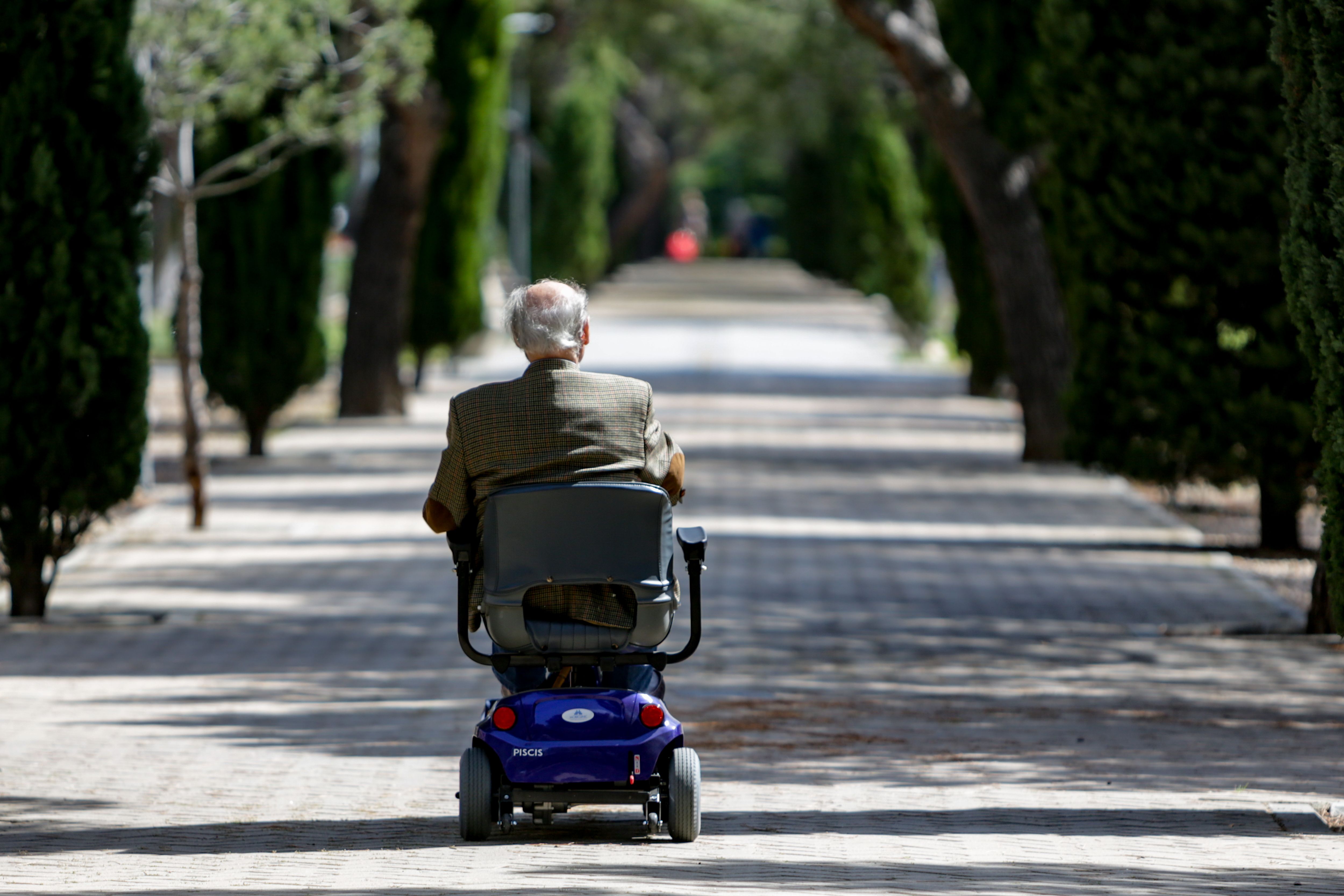 Madrid desconfina las residencias: se podrá visitar a los mayores sin límite de tiempo al aire libre