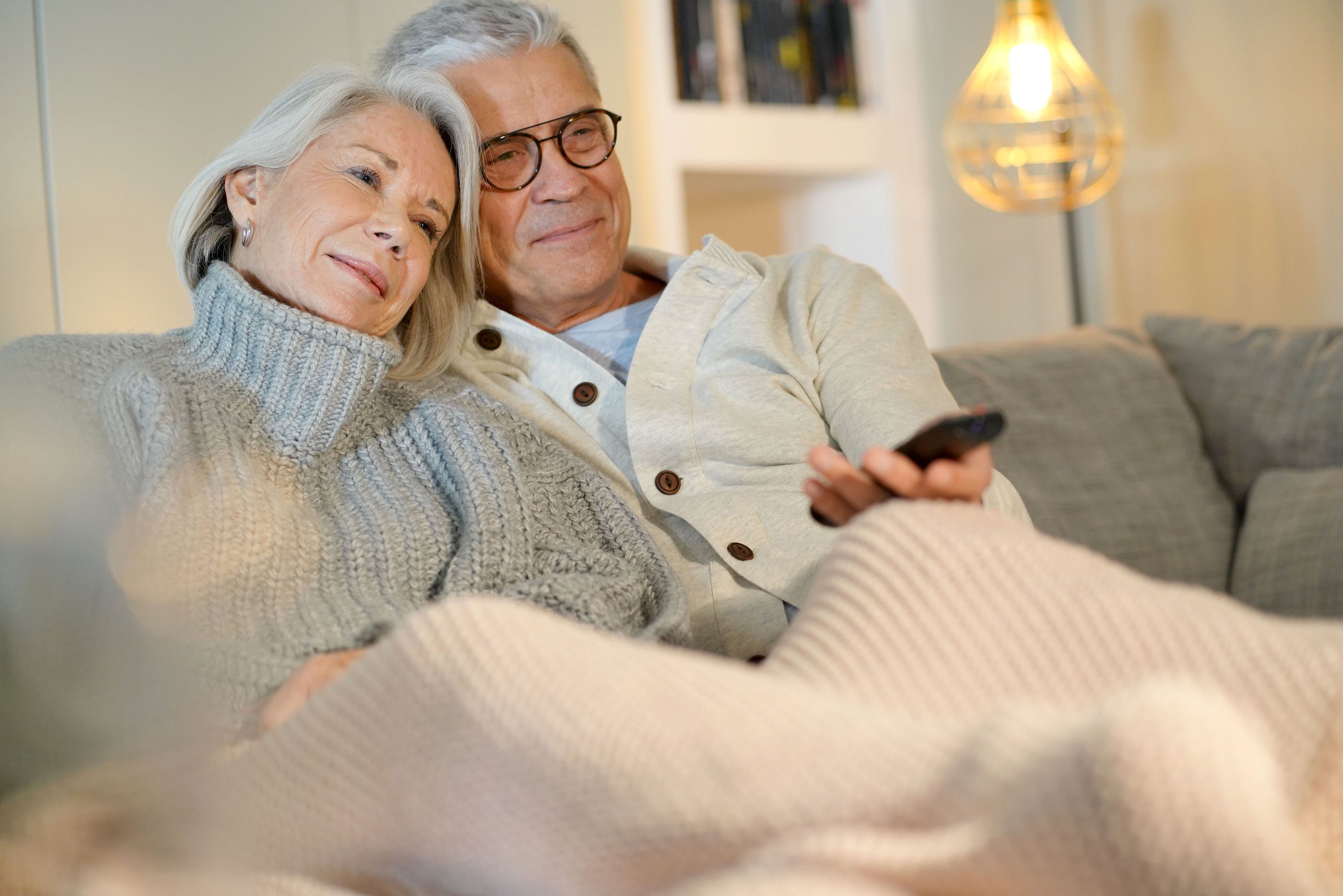 Personas mayores ordenando canales de TV (bigstock)