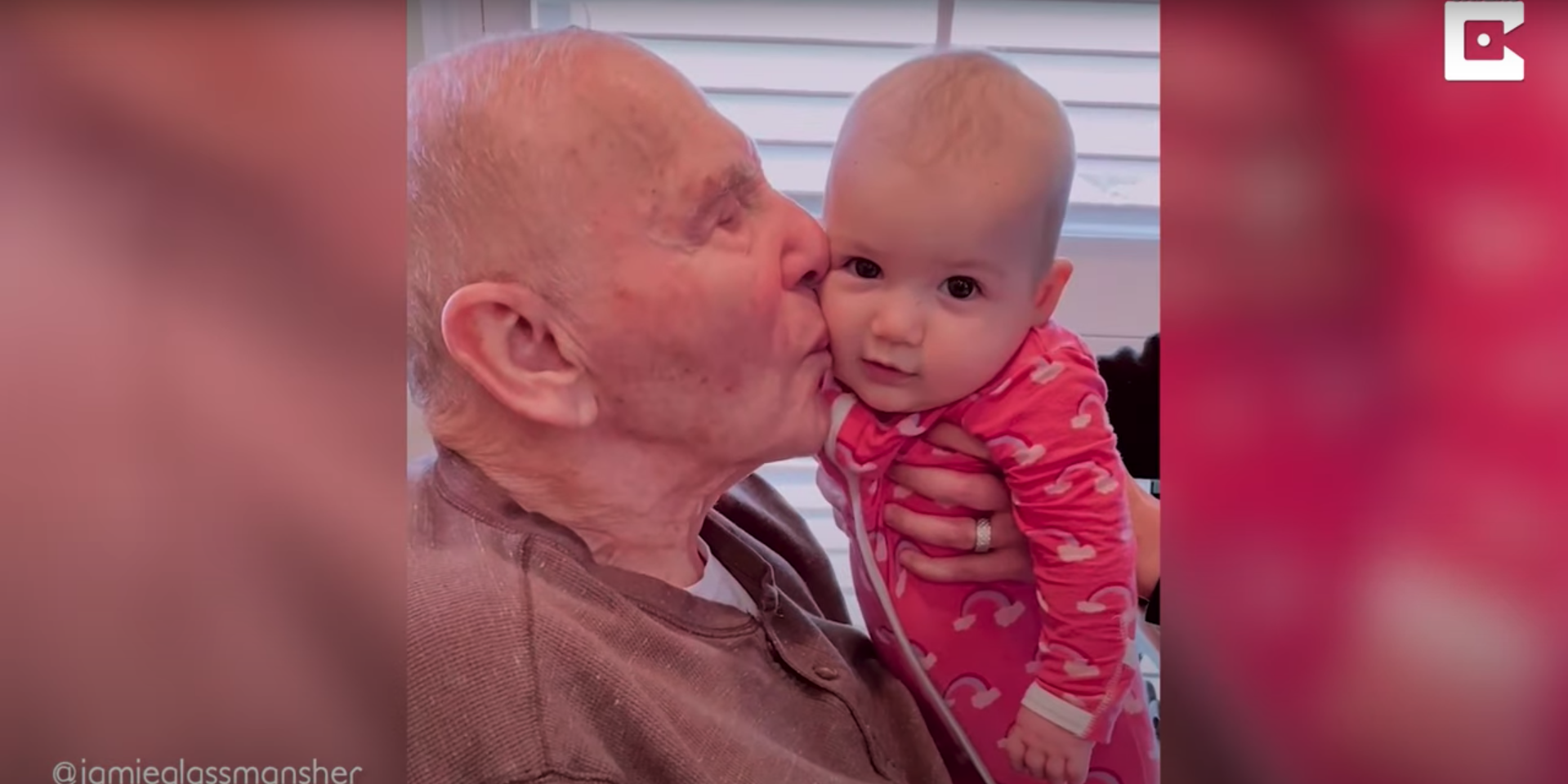 Imposible no emocionarse con la reacción de este hombre con alzheimer al conocer a su bisnieta