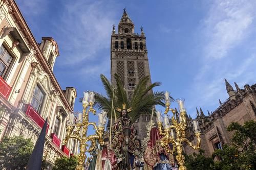 Palmas de Domingo de Ramos en los balcones ¿sabes qué significan? Foto: Eduardo Briones / Europa Press