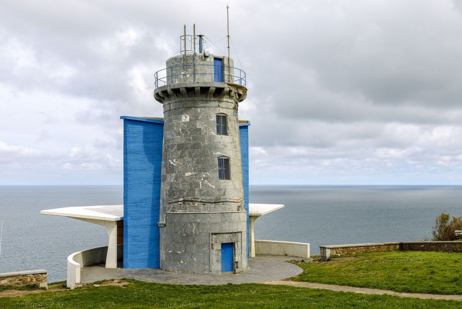 Conoce la historia de los faros que alumbran el mar Cantábrico en la costa de Euskadi