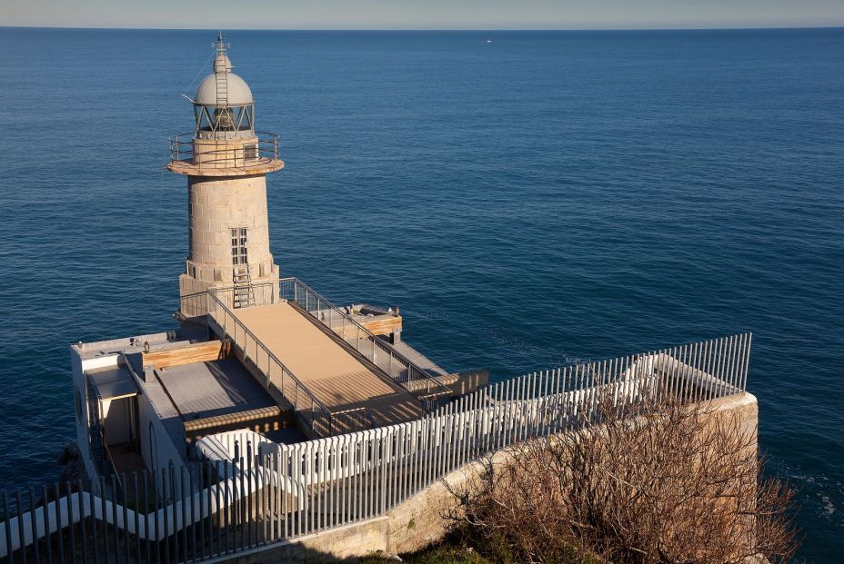 Conoce la historia de los faros que alumbran el mar Cantábrico en la costa de Euskadi