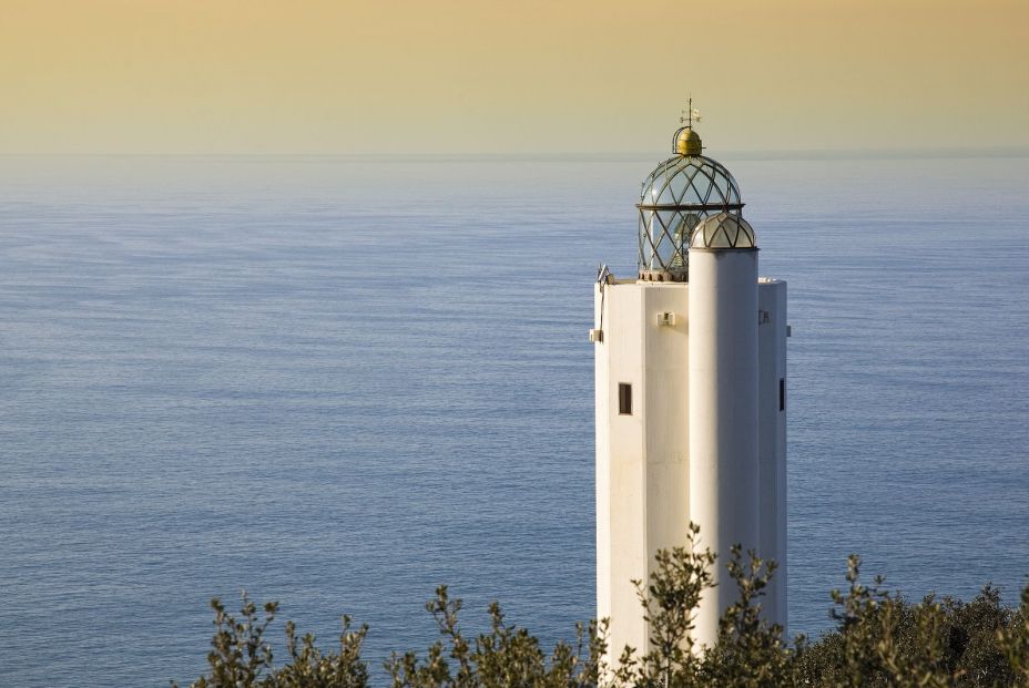 Conoce la historia de los faros que alumbran el mar Cantábrico en la costa de Euskadi