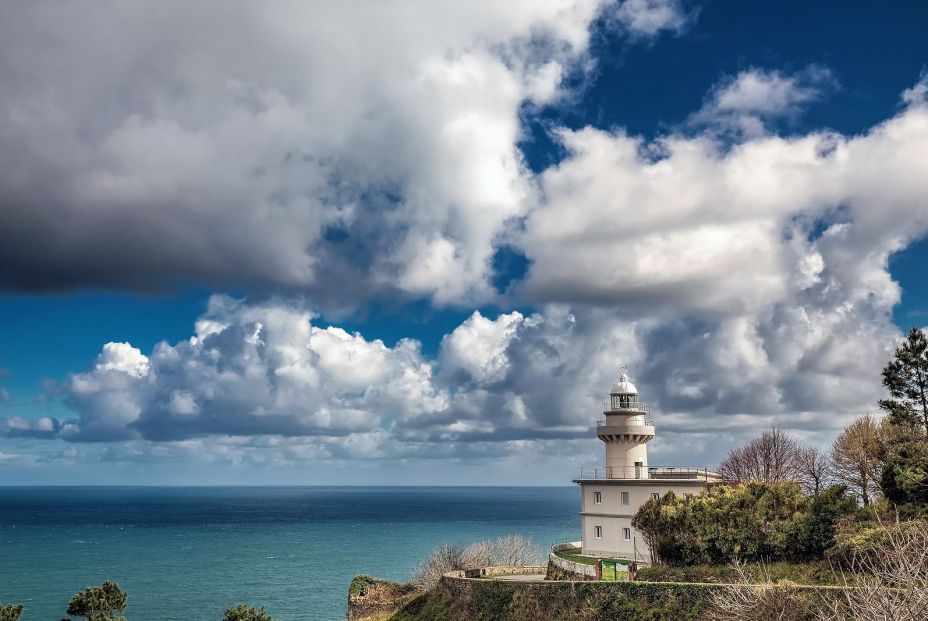 Conoce la historia de los faros que alumbran el mar Cantábrico en la costa de Euskadi