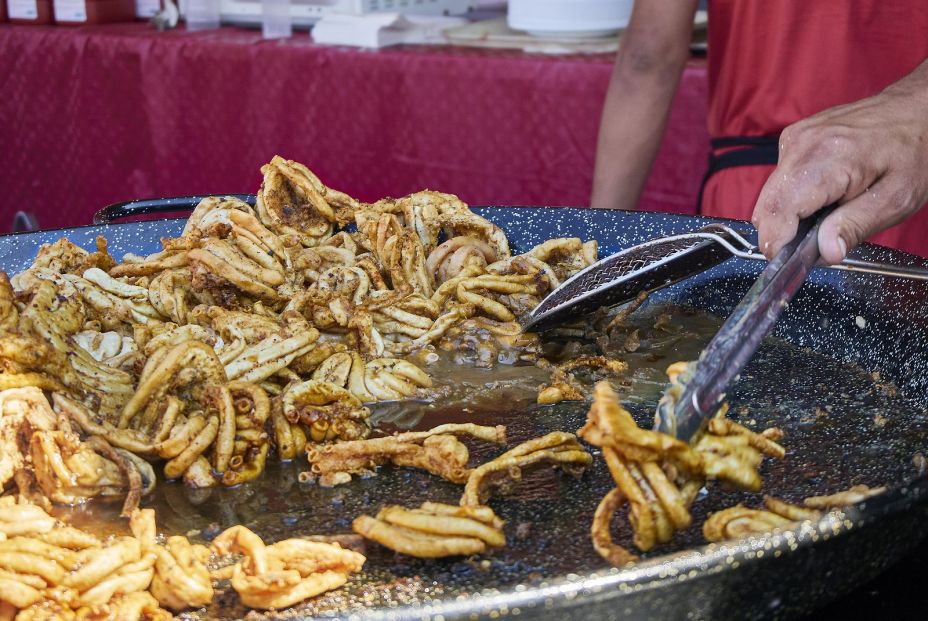 bigstock Cook Frying Gallinejas lamb M 244868941