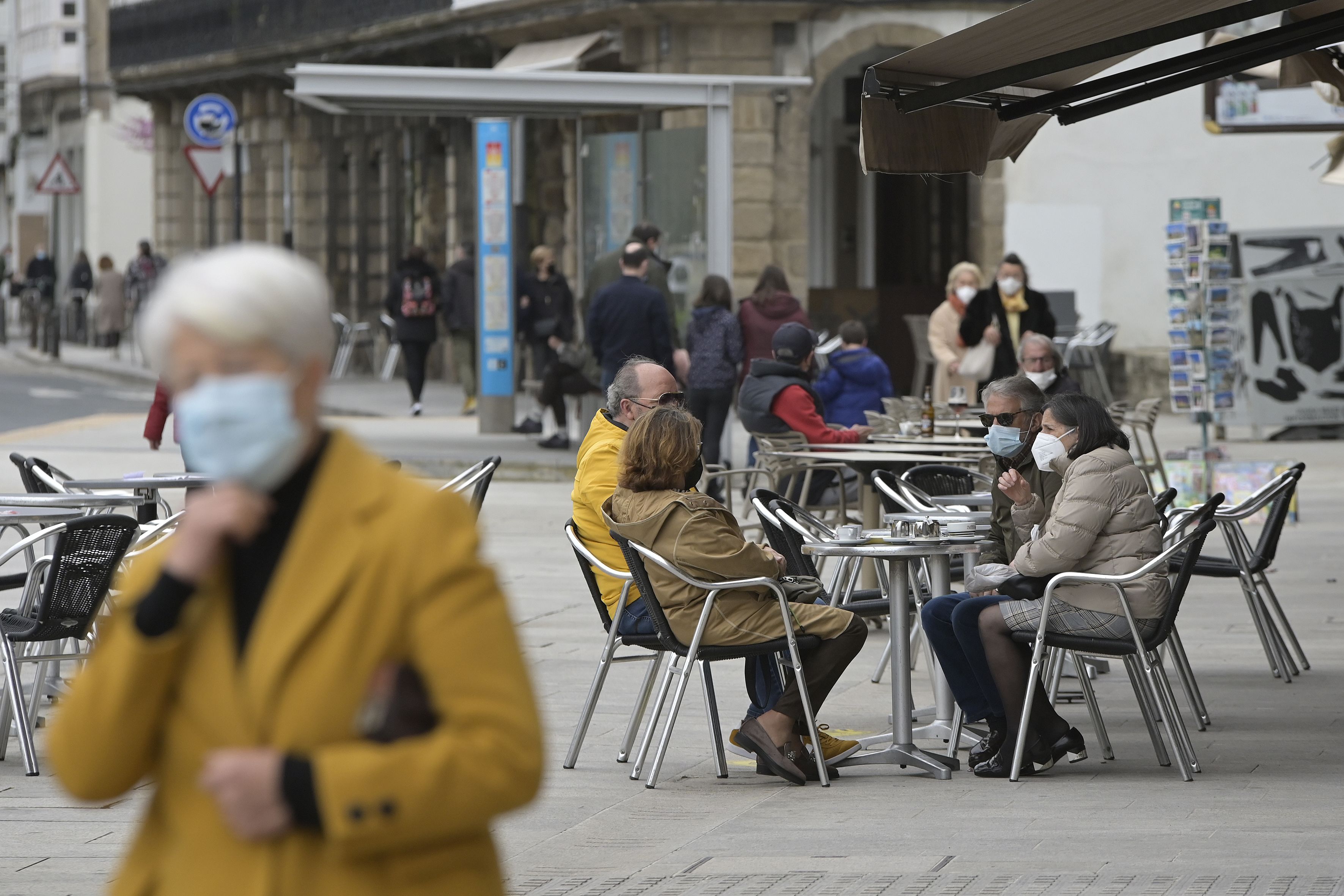 Estos son los países con gran parte de la población vacunada en los que vuelven las restricciones