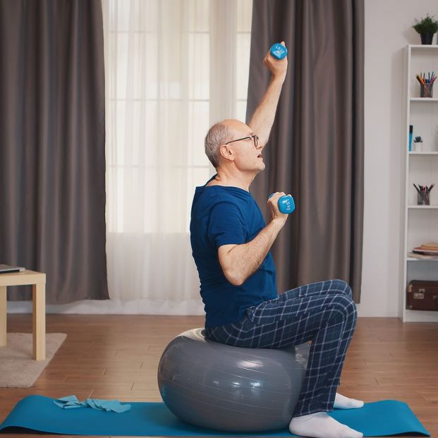 ¿Hacer pesas a mi edad? La importancia del entrenamiento de fuerza en los mayores. Bigstock ¿Hacer pesas a mi edad? La importancia del entrenamiento de fuerza en los mayores. Bigstock