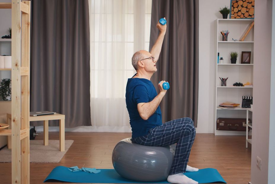 ¿Hacer pesas a mi edad? La importancia del entrenamiento de fuerza en los mayores. Bigstock ¿Hacer pesas a mi edad? La importancia del entrenamiento de fuerza en los mayores. Bigstock