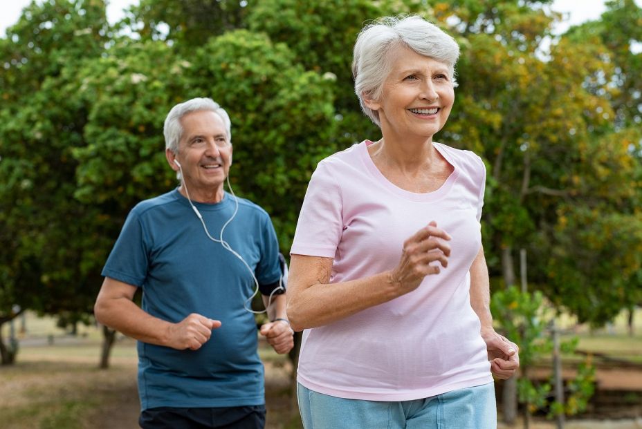 ¿Hacer pesas a mi edad? La importancia del entrenamiento de fuerza en los mayores. Bigstock