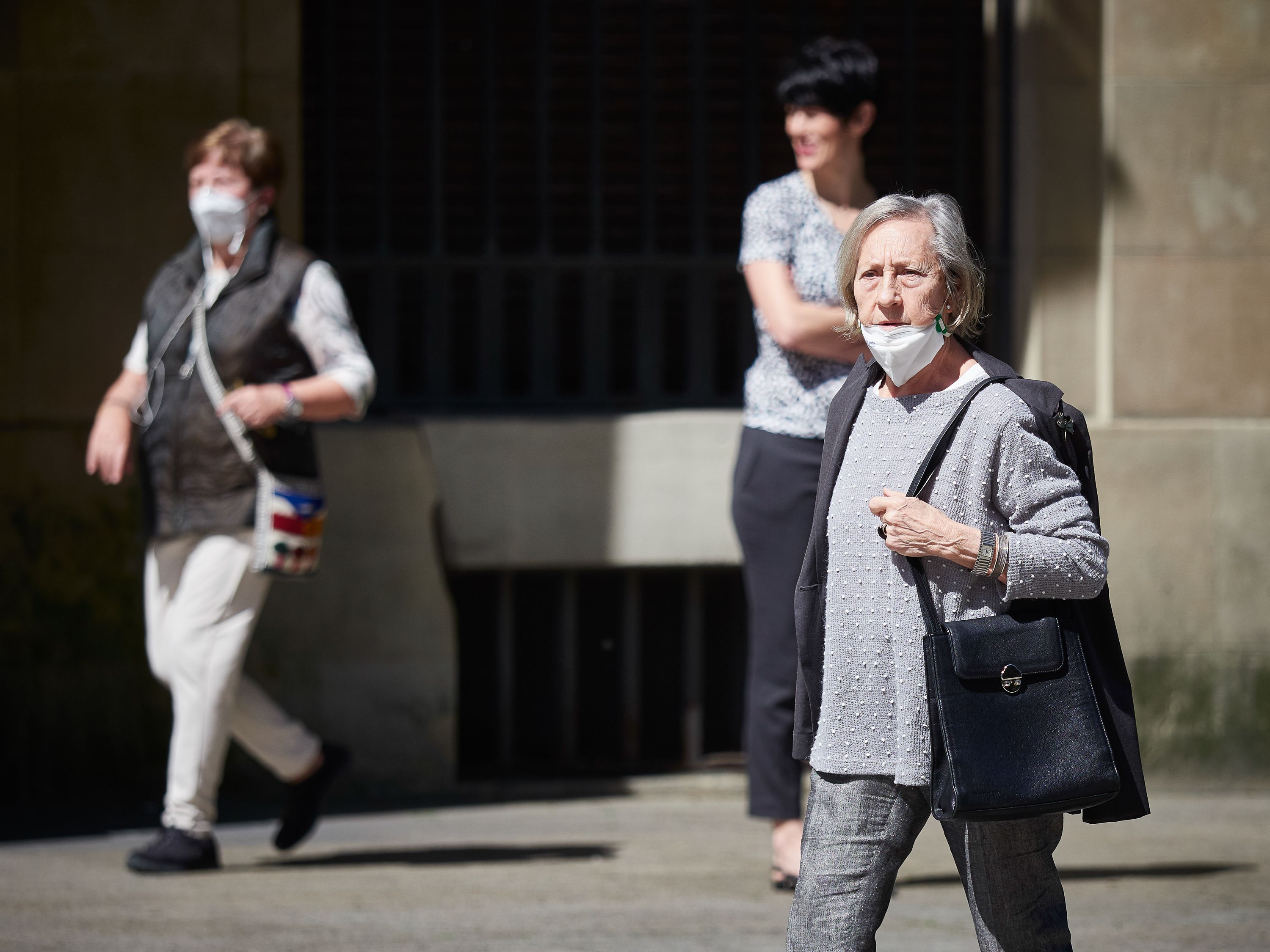 EuropaPress 2999120 varias mujeres mayores mascarillas pasean calles pamplona segundo dia