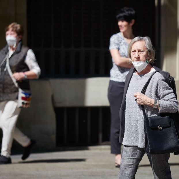 EuropaPress 2999120 varias mujeres mayores mascarillas pasean calles pamplona segundo dia