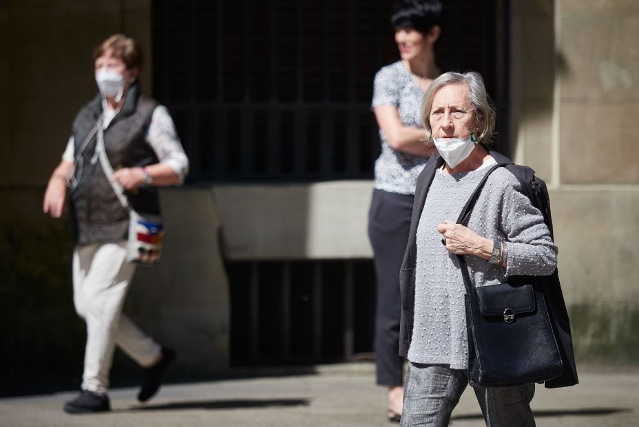 EuropaPress 2999120 varias mujeres mayores mascarillas pasean calles pamplona segundo dia