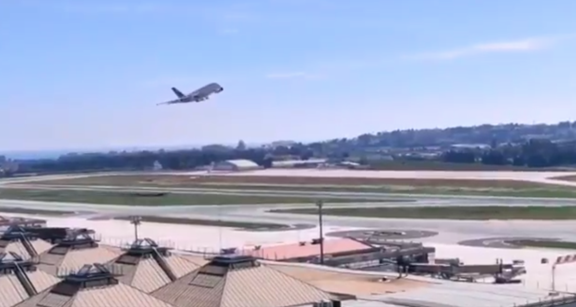 El avión de pasajeros más grande del mundo sobrevuela Málaga en pruebas