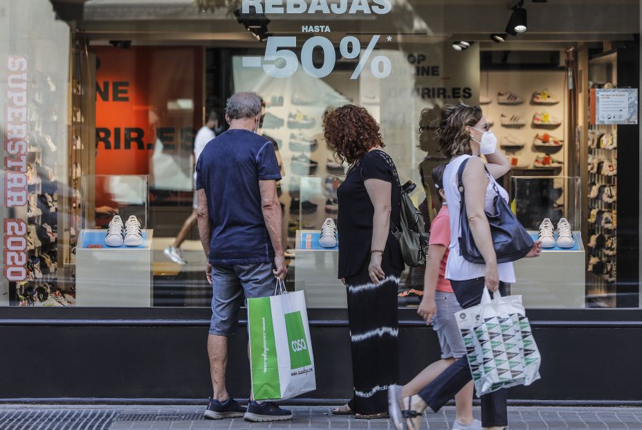 EuropaPress 3219309 varias personas observan objetivos escaparate tienda carteles indicativos