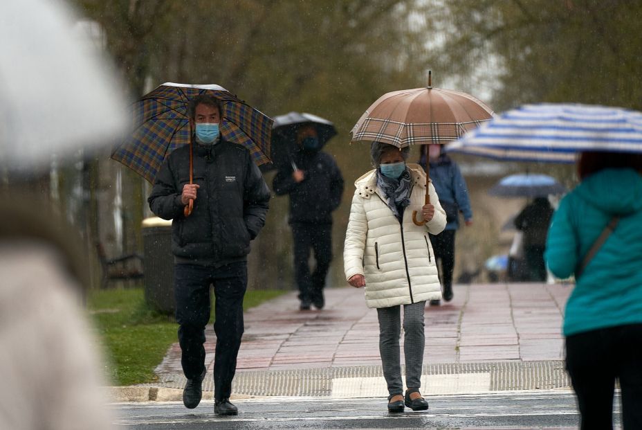 EuropaPress 3612454 varias personas refugian paraguas lluvia vitoria pais vasco espana 19 marzo