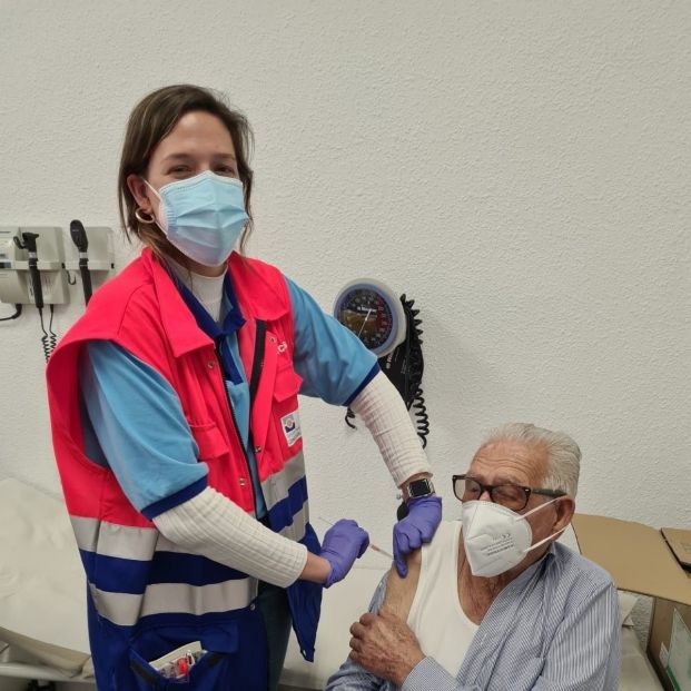 Laura vacunando a su abuelo Isidoro