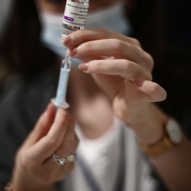 EuropaPress 3618720 profesional sanitaria sostiene jeringuilla vial vacuna contra covid 19 EuropaPress 3618720 profesional sanitaria sostiene jeringuilla vial vacuna contra covid 19