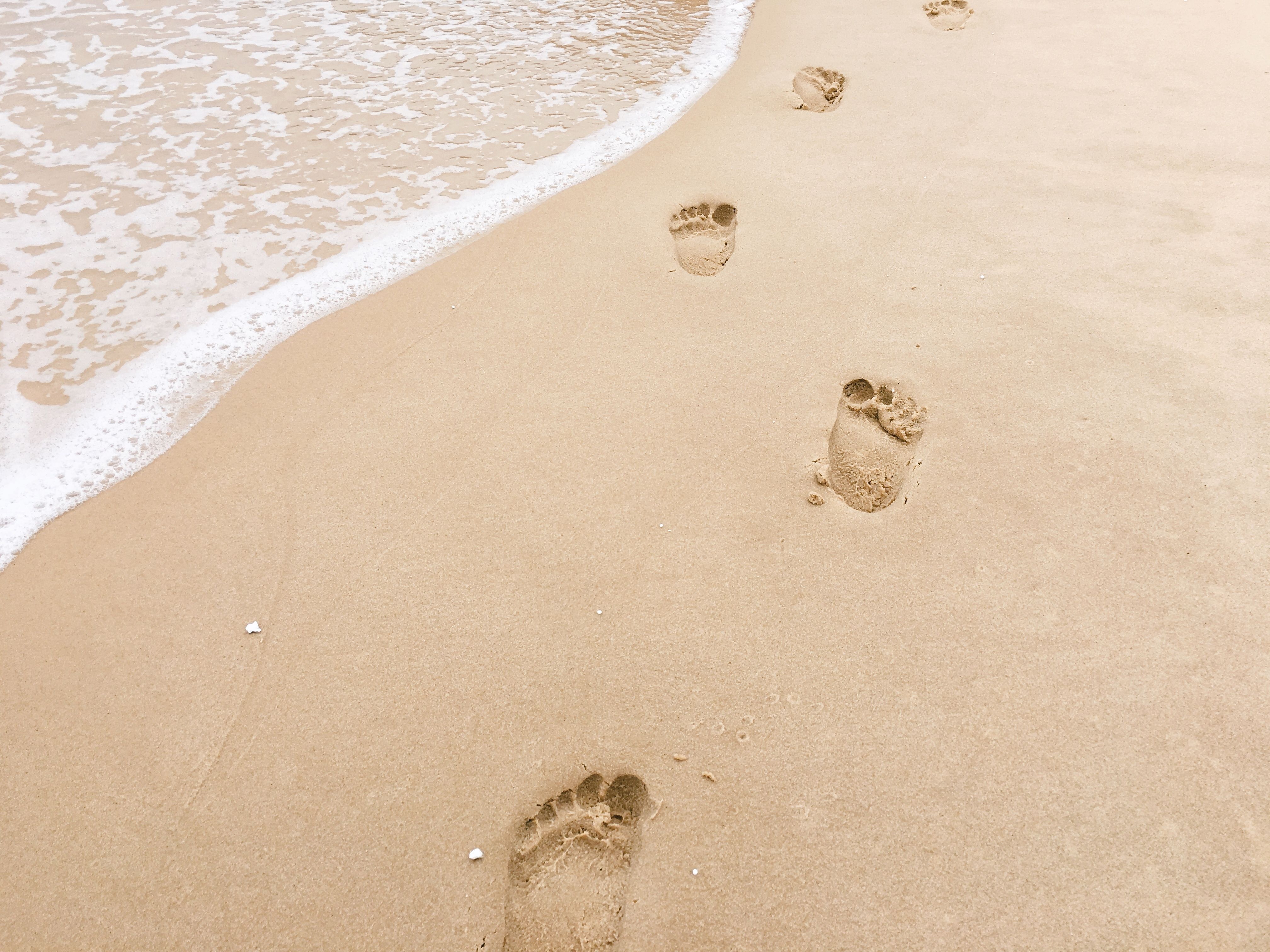 Huellas en la playa (bigstock)