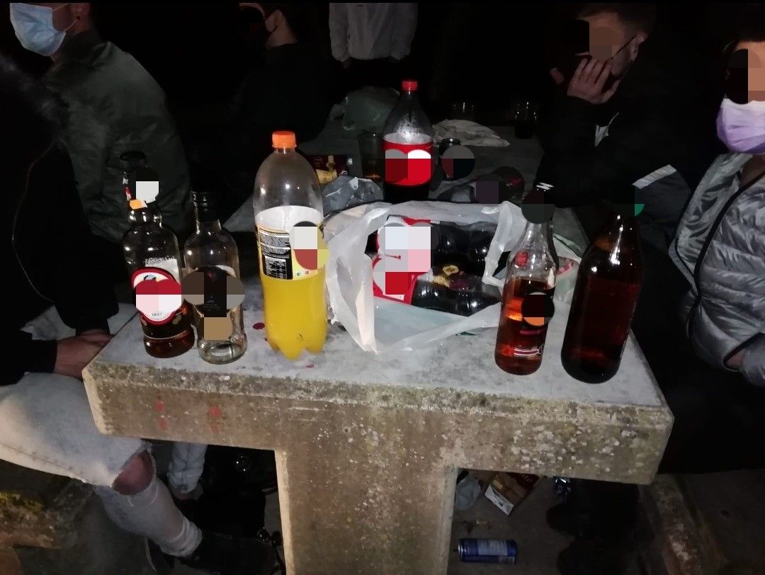 La Policía disuelve en plena tarde un macrobotellón de 170 personas en Valencia