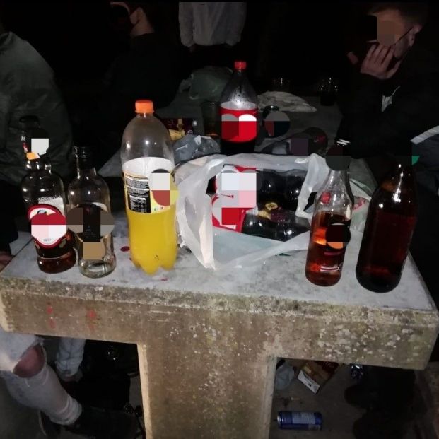 La Policía disuelve en plena tarde un macrobotellón de 170 personas en Valencia
