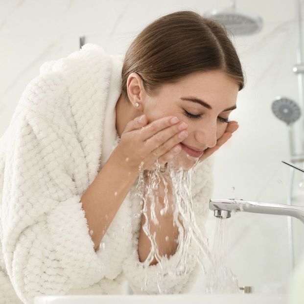 Lavar la cara con agua y con jabón (bigstock)