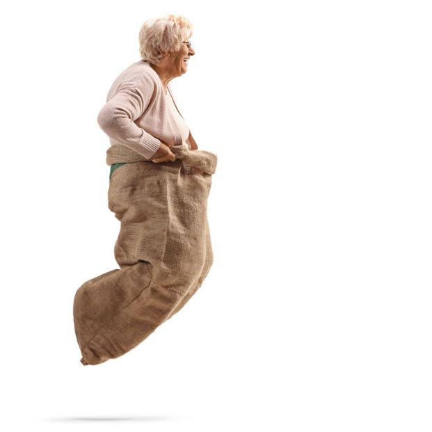 Los juegos también son para los mayores. Mujer saltando en saco Foto: bigstock