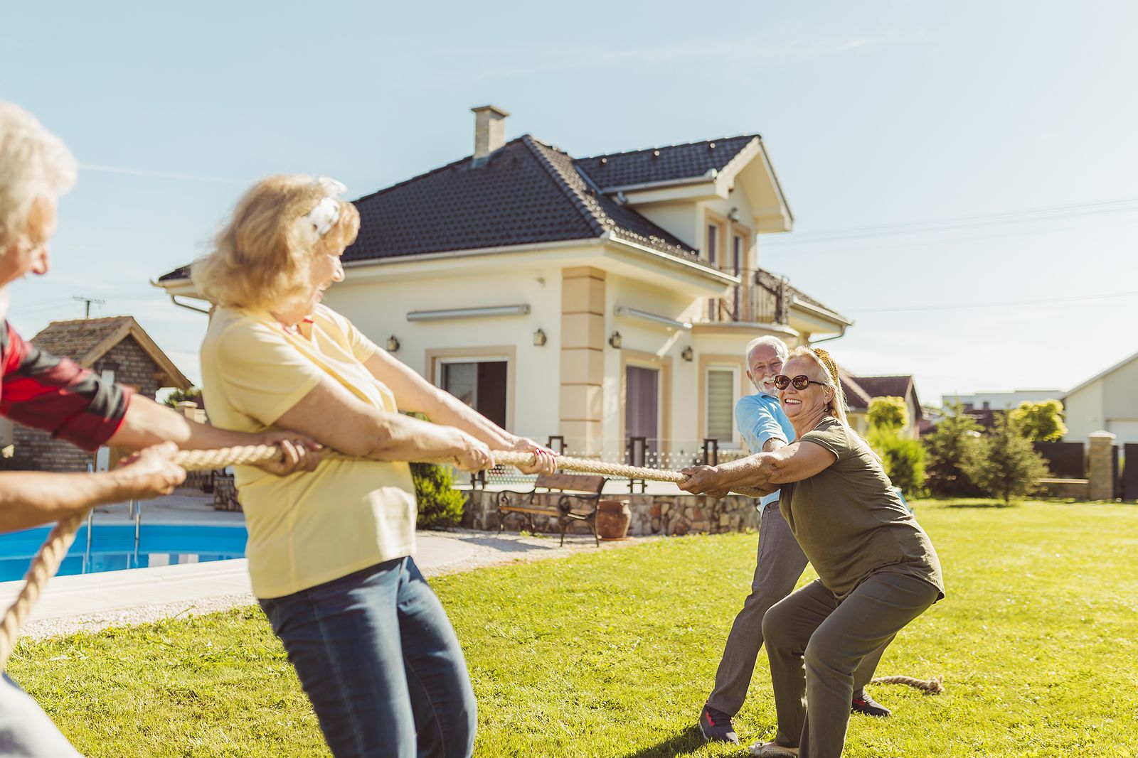 Los juegos también son para los mayores. Personas jugando a la cuerda Foto: bigstock