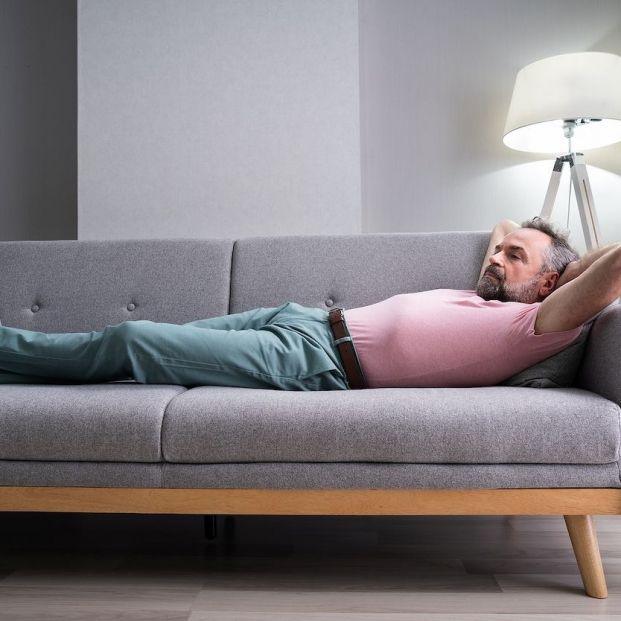 bigstock hombre relajado en un sofá filosofía Niksen 