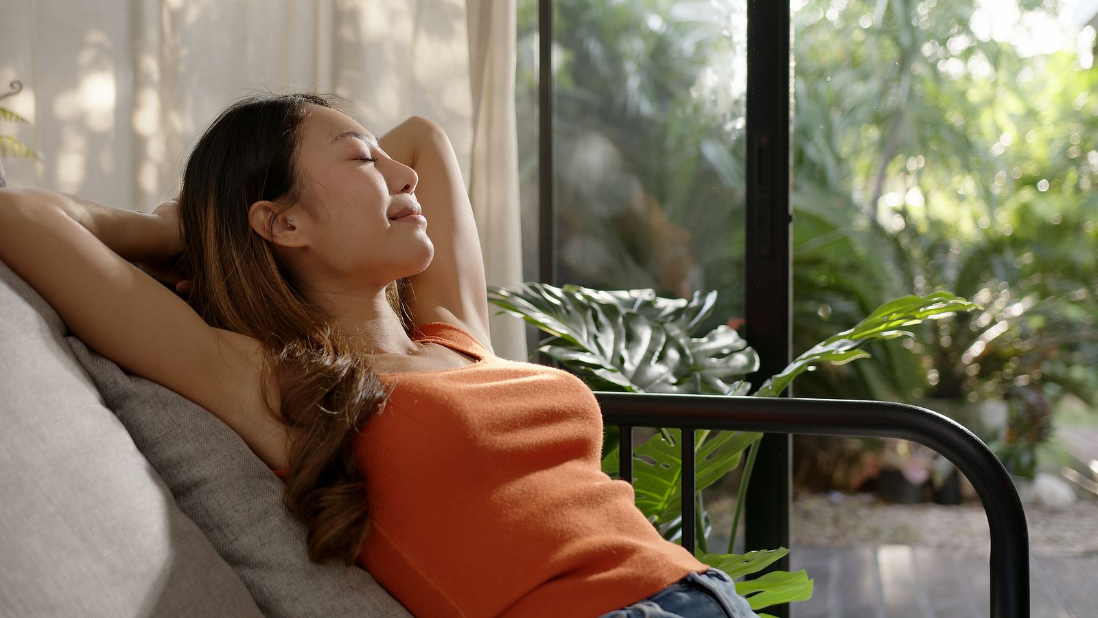 Formas naturales y económicas de refrescar nuestra casa. Mujer respirando aire fresco Foto: bigstock