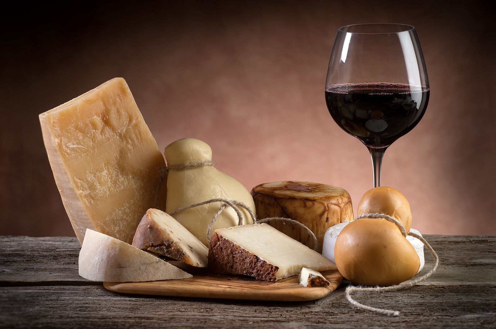 4 maridajes de queso y vino que te quitarán los sentidos 