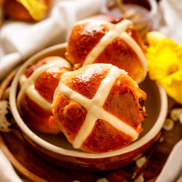 Como se hacen los Hot Cross Buns, los deliciosos panecillos de Pascuahot cross buns dentro