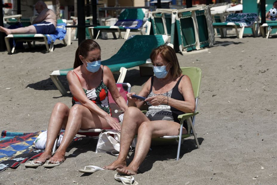 Mascarillas obligatorias en playas y piscinas: La polémica está servida Mascarillas obligatorias en playas y piscinas: La polémica está servida