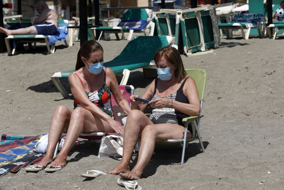 Mascarillas obligatorias en playas y piscinas: La polémica está servida