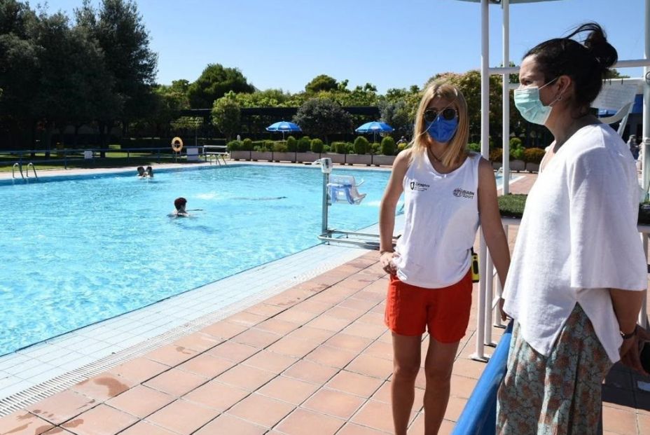 Mascarillas obligatorias en playas y piscinas: La polémica está servida