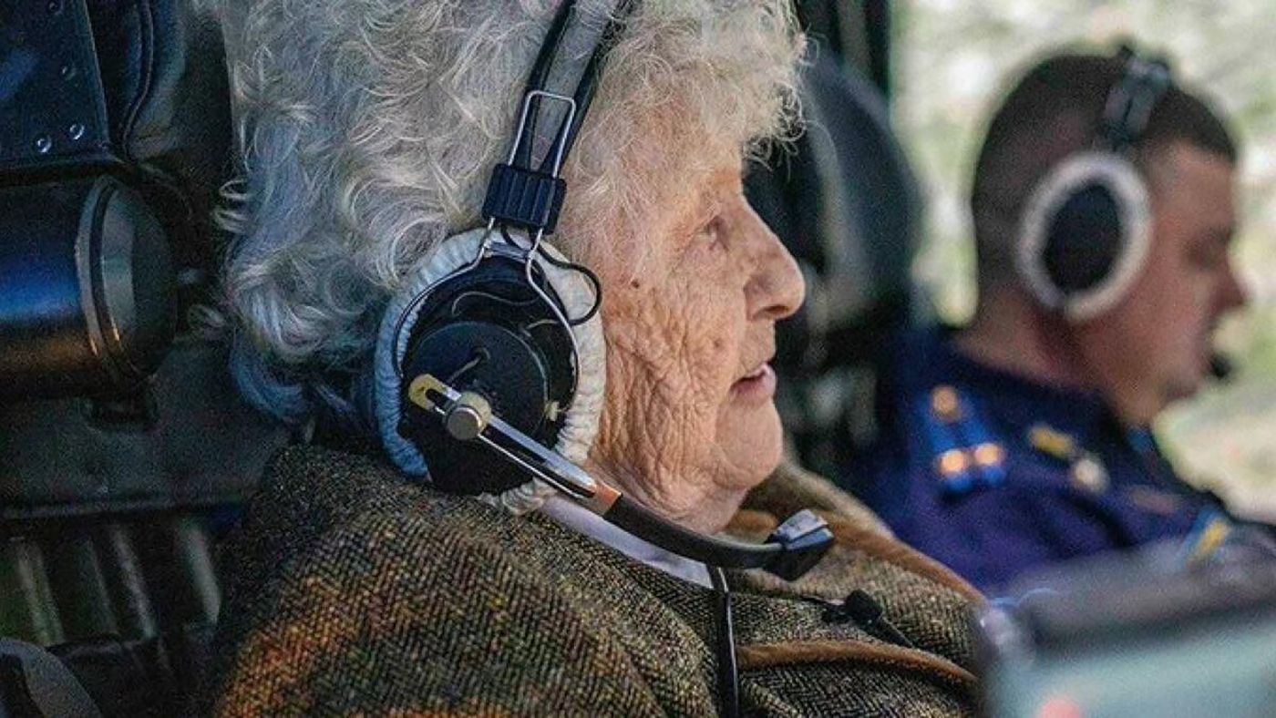 La 'abuela de hierro' se atreve con todo a los 99 años: tanques, cazas y paracaídas