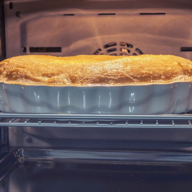 Acabamos de utilizar un molde para hornear y se han quedado pegados restos de la masa. Pues bien, para retirarla del molde más fácilmente utilizaremos sal en granos con la que frotaremos el recipiente y luego con un papel de cocina. Así la masa se despegará más rápidamente. Acabamos de utilizar un molde para hornear y se han quedado pegados restos de la masa. Pues bien, para retirarla del molde más fácilmente utilizaremos sal en granos con la que frotaremos el recipiente y luego con un papel de cocina. Así la masa se despegará más rápidamente.