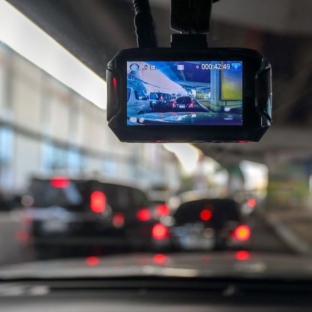 Convierte un teléfono antiguo en una cámara para salpicadero. Dash Cam Foto: bigstock