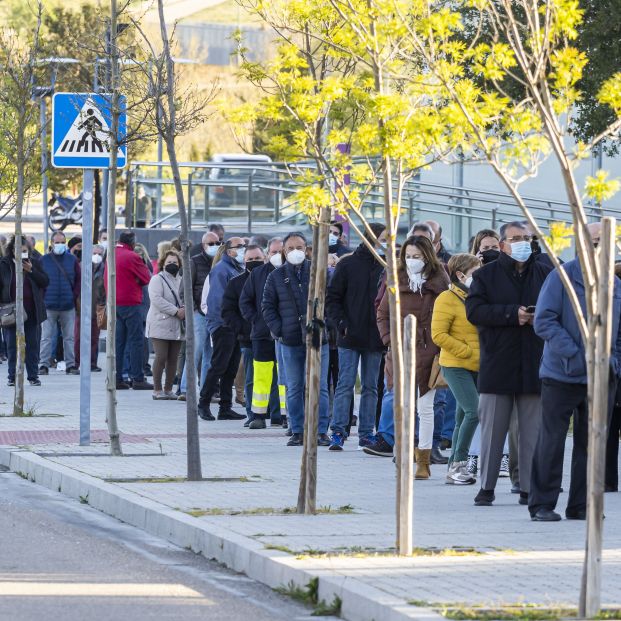 fila personas espera recibir vacuna contra covid 19 